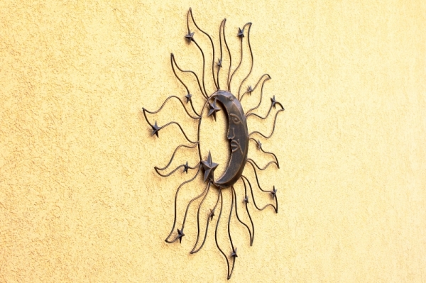 Nástěnná kovová dekorace měsíc 65x1x65cm