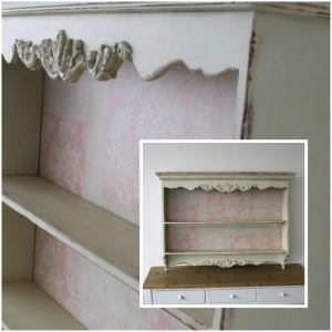 Nástěnná police v provensálském stylu