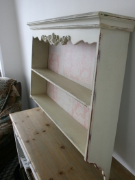 Nástěnná police v provensálském stylu