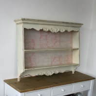 Nástěnná police v provensálském stylu