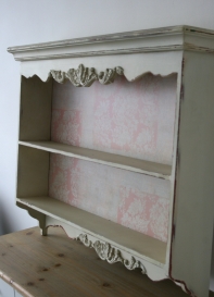 Nástěnná police v provensálském stylu