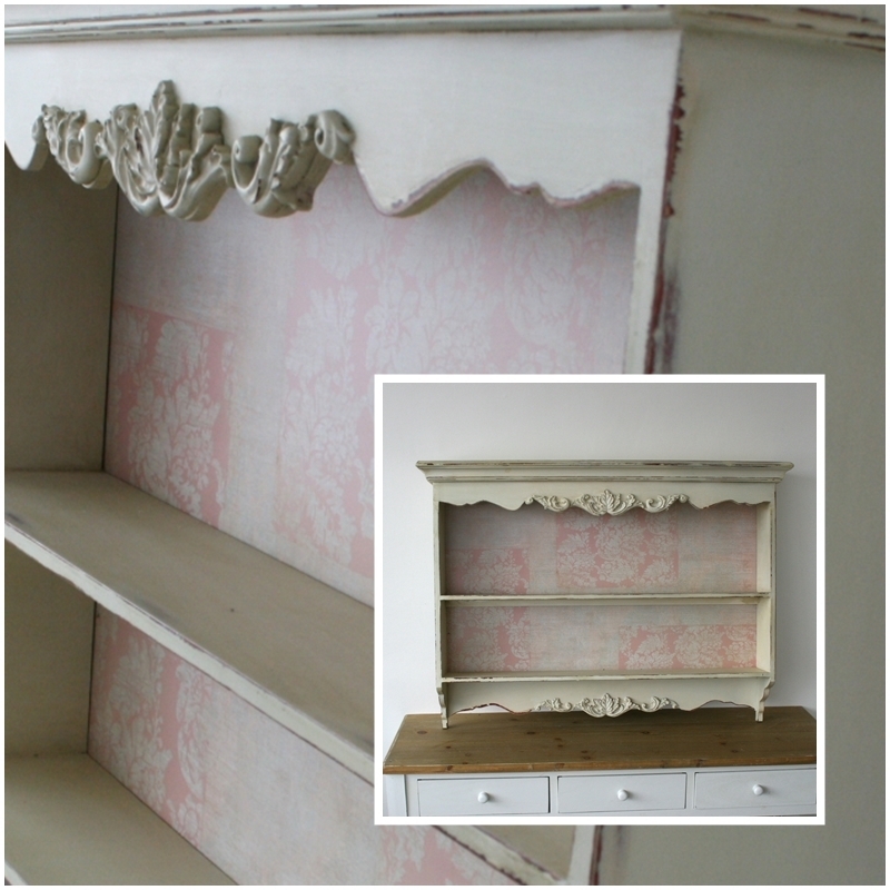 Nástěnná police v provensálském stylu