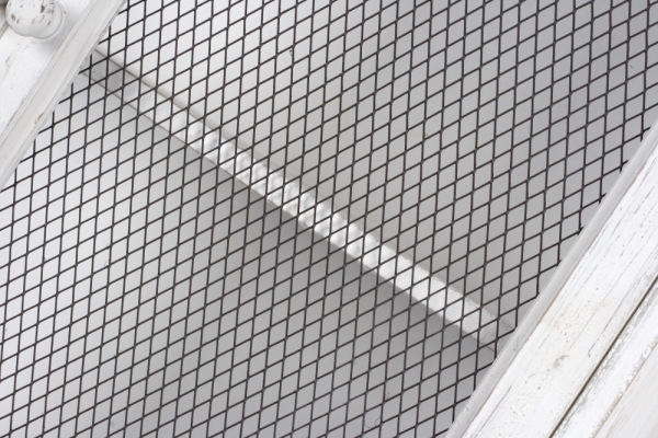 Nástěnná skříňka s vyplétanými dvířky a háčky 55x51x14cm