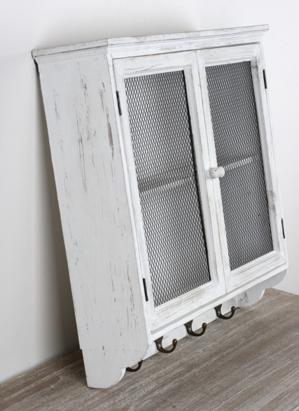 Nástěnná skříňka s vyplétanými dvířky a háčky 55x51x14cm