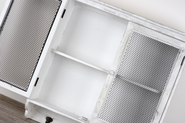 Nástěnná skříňka s vyplétanými dvířky a háčky 55x51x14cm