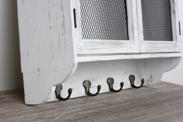 Nástěnná skříňka s vyplétanými dvířky a háčky 55x51x14cm