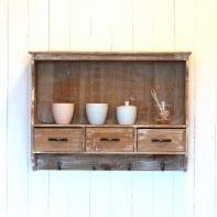 Nástěnná skříňka v chalupářském stylu 67x16x51cm