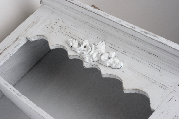 Nástěnná vintage skříňka s policemi a háčky 67x45x13cm