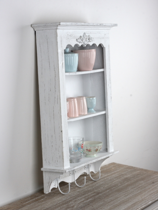 Nástěnná vintage skříňka s policemi a háčky 67x45x13cm