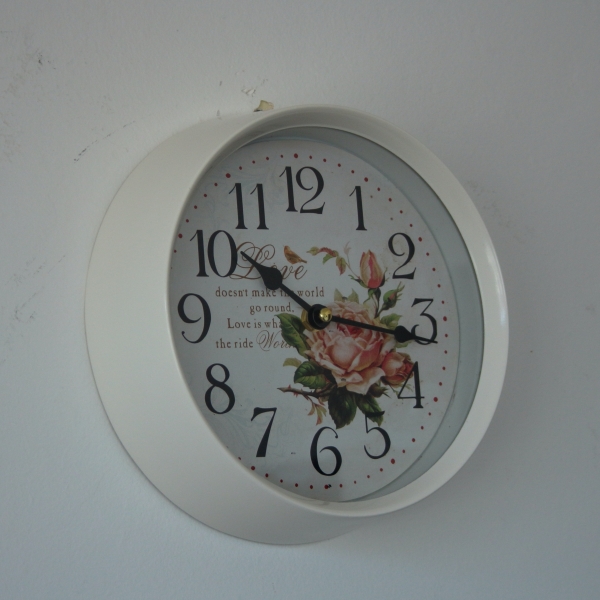 Nástěnné hodiny bílé s růží kov 22cm