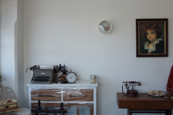 Nástěnné hodiny bílé s růží kov 22cm