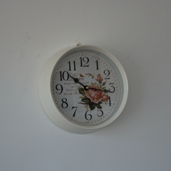 Nástěnné hodiny bílé s růží kov 22cm