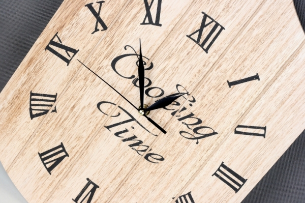 Nástěnné hodiny do kuchyně prkénko 57x30cm