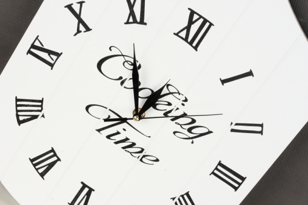 Nástěnné hodiny do kuchyně prkénko bílé 57x30cm