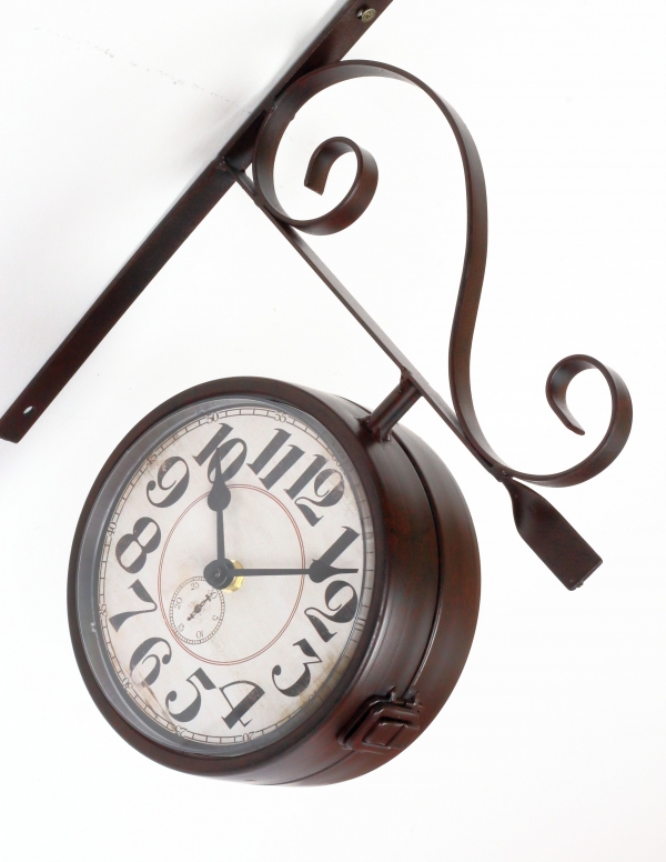 Nástěnné hodiny oboustranné kovové 25,5x30cm, průměr 16cm