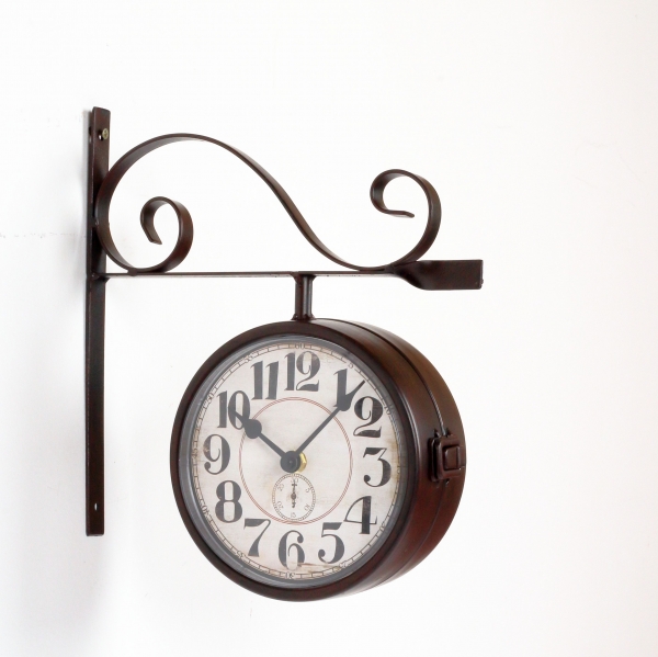 Nástěnné hodiny oboustranné kovové 25,5x30cm, průměr 16cm