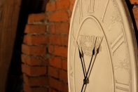 Nástěnné hodiny oválné Kensington bílé 63cm