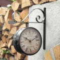 Nástěnné oboustranné hodiny - nefunkční strojek na jedné straně
