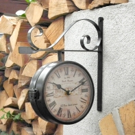 Nástěnné oboustranné hodiny - nefunkční strojek na jedné straně