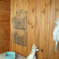 Nástěnný drátěný organizér se 2 kapsami – 70 cm