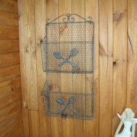 Nástěnný drátěný organizér se 2 kapsami – 70 cm