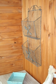 Nástěnný drátěný organizér se 2 kapsami – 70 cm