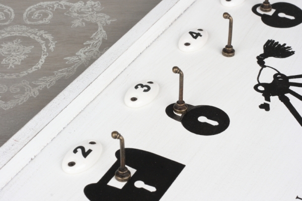 Nástěnný dřevěný věšák na klíče 50x23x2cm