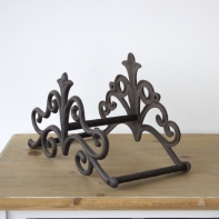 Nástěnný držák na zahradní hadici ornament