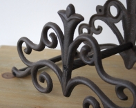 Nástěnný držák na zahradní hadici ornament