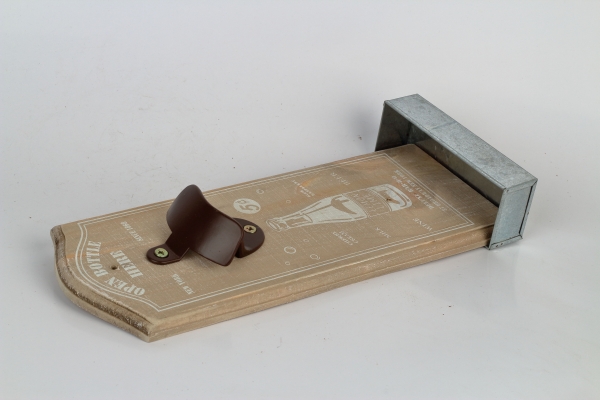 Nástěnný otvírák lahví OPEN BOTTLE HERE 30cm