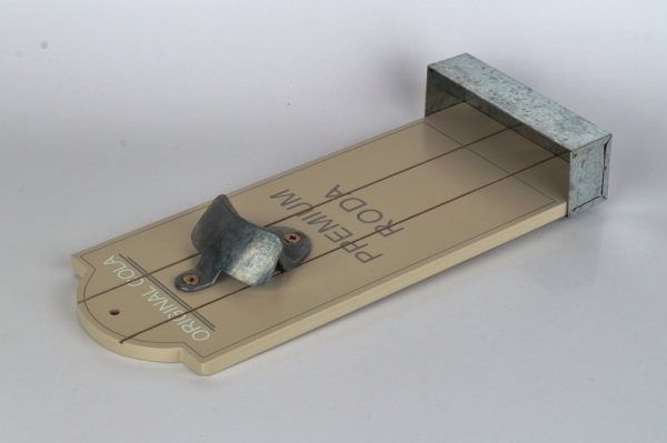 Nástěnný otvírák lahví se zásobníkem na zátky Original cola světlý 12x4,5x30cm