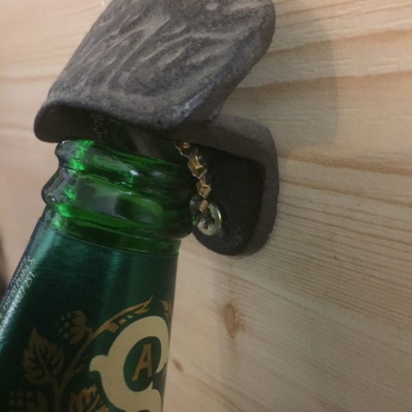 Nástěnný otvírák na lahve litina 7x6cm