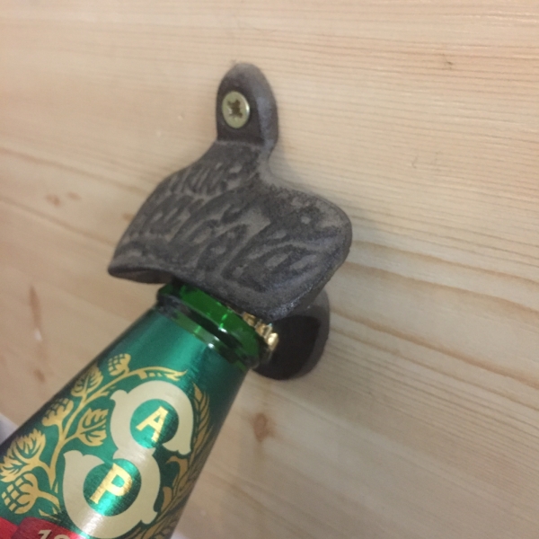 Nástěnný otvírák na lahve litina 7x6cm