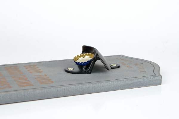 Nástěnný otvírák na pivo 30cm