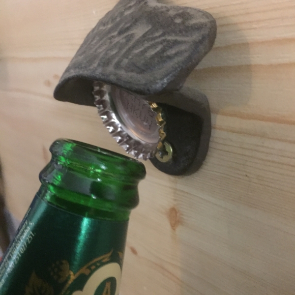 Nástěnný otvírák na pivo litina