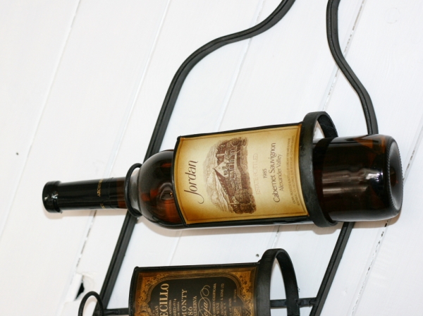 Nástěnný stojan na víno s etiketami 20x80x12cm