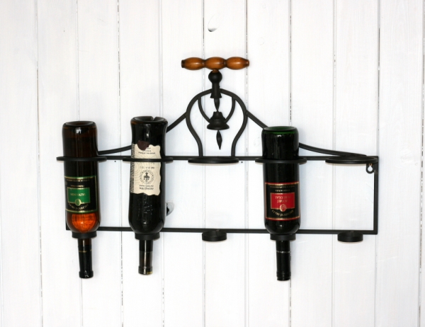 Nástěnný stojan na víno s vývrtkou 66x12x36cm