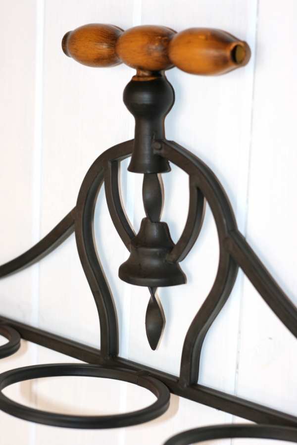 Nástěnný stojan na víno s vývrtkou 66x12x36cm