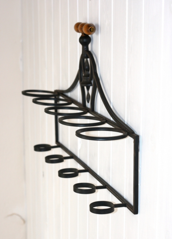 Nástěnný stojan na víno s vývrtkou 66x12x36cm