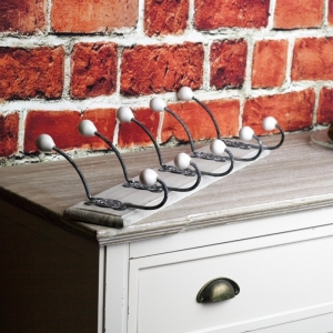 Nástěnný věšák dřevěný 5 háčků 58cm