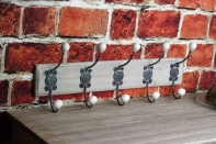 Nástěnný věšák dřevěný 5 háčků 58cm