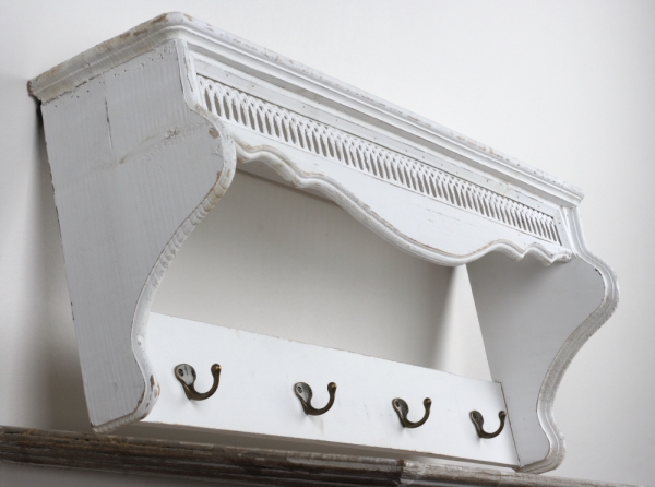 Nástěnný věšák na kabáty s policí 85x19x33cm