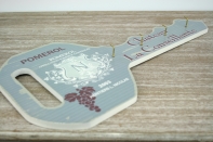 Nástěnný věšák na klíče ve tvaru klíče