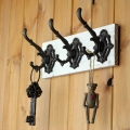 Nástěnný věšák s litinovými háčky 32cm