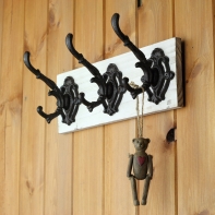 Nástěnný věšák s litinovými háčky 32cm