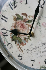 Oboustranné hodiny kovové bílé 25cm