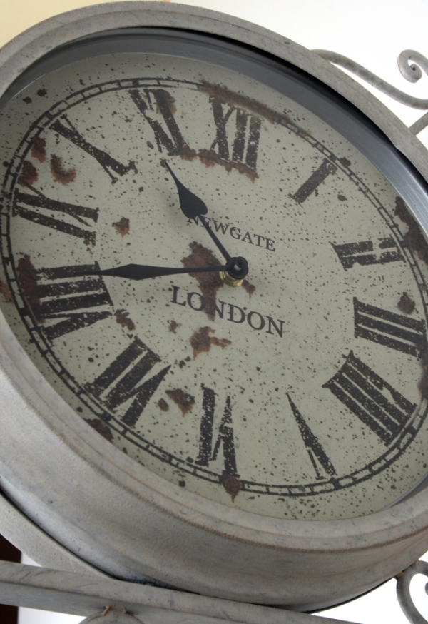 Oboustranné nástěnné hodiny bílé  s římskými čísly 57cm