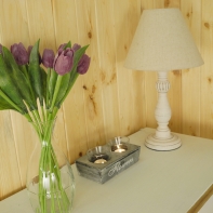 Osvětlení do ložnice- lampa soustružená bílá 47cm