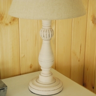 Osvětlení do ložnice- lampa soustružená bílá 47cm