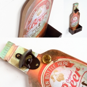 Otevírák na láhve nástěnný OPEN BOTTLE HERE 14x37cm